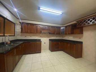 se vende espaciosa casa con patio y terraza en Desamparados de Alajuela 23-3063