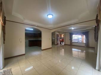 se vende espaciosa casa con patio y terraza en Desamparados de Alajuela 23-3063