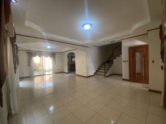 se vende espaciosa casa con patio y terraza en Desamparados de Alajuela 23-3063