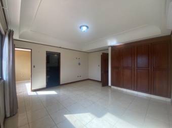 se vende espaciosa casa con patio y terraza en Desamparados de Alajuela 23-3063