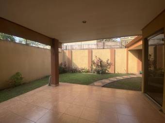 se vende espaciosa casa con patio y terraza en Desamparados de Alajuela 23-3063