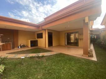 se vende espaciosa casa con patio y terraza en Desamparados de Alajuela 23-3063