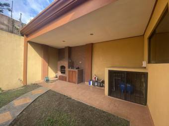 se vende espaciosa casa con patio y terraza en Desamparados de Alajuela 23-3063