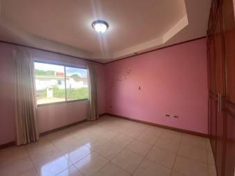 se vende espaciosa casa con patio y terraza en Desamparados de Alajuela 23-3063