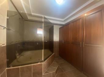 se vende espaciosa casa con patio y terraza en Desamparados de Alajuela 23-3063