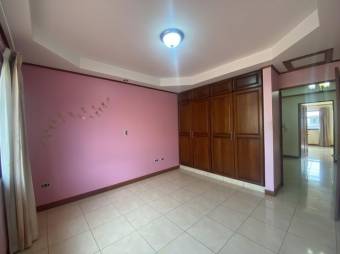 se vende espaciosa casa con patio y terraza en Desamparados de Alajuela 23-3063