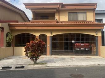 se vende espaciosa casa con patio y terraza en Desamparados de Alajuela 23-3063