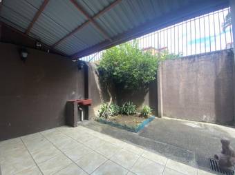 Se vende espaciosa casa con patio en Pozos de Santa Ana 23-2987