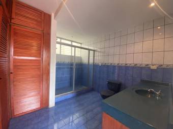 Se vende espaciosa casa con patio en Pozos de Santa Ana 23-2987