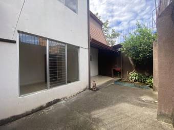 Se vende espaciosa casa con patio en Pozos de Santa Ana 23-2987