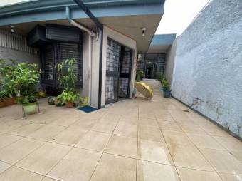 Se vende espaciosa casa con uso de suelo mixto en San Francisco de Goicoechea 24-543