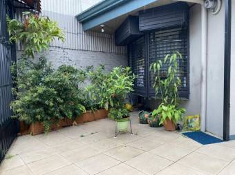 Se vende espaciosa casa con uso de suelo mixto en San Francisco de Goicoechea 24-543