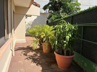 Se vende exclusiva casa con patio y terraza en  condominio de pozos de Santa Ana 23-708