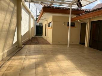 Se vende exclusiva casa con patio y terraza en  condominio de pozos de Santa Ana 23-708