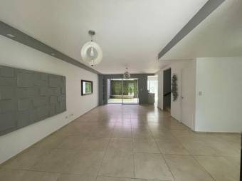 Se vende moderna casa en exclusivo condominio de Santiago de San Rafael 24-999