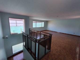 Se vende amplia y moderna casa con patio en San Francisco de Heredia 23-143