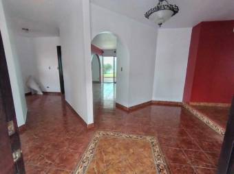 Se vende amplia y moderna casa con patio en San Francisco de Heredia 23-143