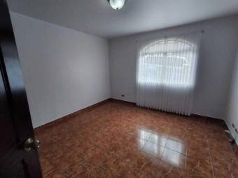 Se vende amplia y moderna casa con patio en San Francisco de Heredia 23-143