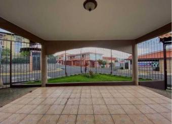 Se vende amplia y moderna casa con patio en San Francisco de Heredia 23-143