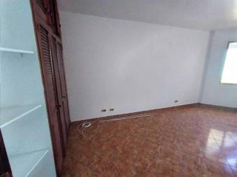 Se vende amplia y moderna casa con patio en San Francisco de Heredia 23-143