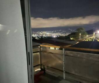 Se vende moderna y espaciosa casa con amplia terraza en San Pablo de Heredia 24-415