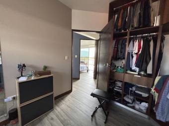 Se vende moderna y espaciosa casa con amplia terraza en San Pablo de Heredia 24-415