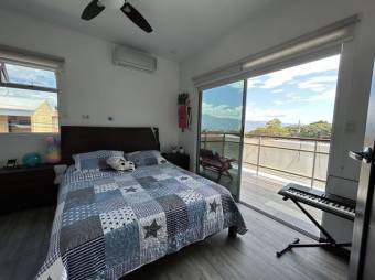 Se vende moderna y espaciosa casa con amplia terraza en San Pablo de Heredia 24-415