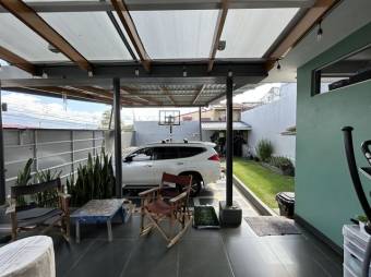 Se vende moderna y espaciosa casa con amplia terraza en San Pablo de Heredia 24-415