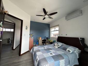 Se vende moderna y espaciosa casa con amplia terraza en San Pablo de Heredia 24-415