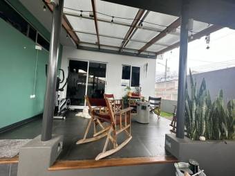 Se vende moderna y espaciosa casa con amplia terraza en San Pablo de Heredia 24-415