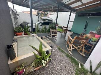 Se vende moderna y espaciosa casa con amplia terraza en San Pablo de Heredia 24-415