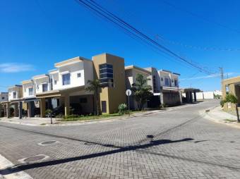 Se vende espaciosa casa con terraza y jardín en condominio de San Pablo de Heredia 23-2663