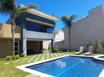 Se vende espaciosa casa con terraza y jardín en condominio de San Pablo de Heredia 23-2663