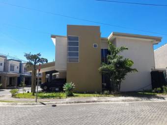 Se vende espaciosa casa con terraza y jardín en condominio de San Pablo de Heredia 23-2663