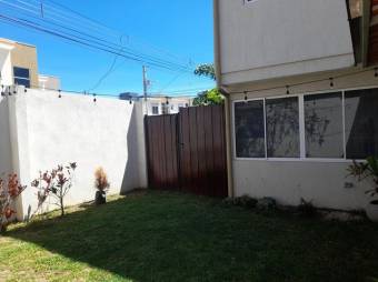 Se vende espaciosa casa con terraza y jardín en condominio de San Pablo de Heredia 23-2663