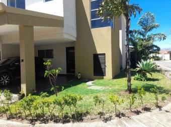 Se vende espaciosa casa con terraza y jardín en condominio de San Pablo de Heredia 23-2663