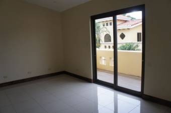 Se vende hermosa casa de lujo con patio y terraza en condominio de San Antonio de Belén 23-1859