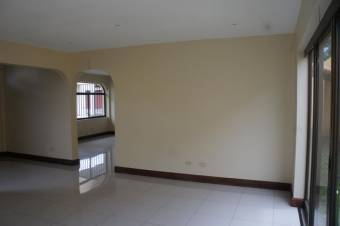 Se vende hermosa casa de lujo con patio y terraza en condominio de San Antonio de Belén 23-1859