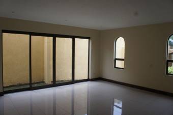 Se vende hermosa casa de lujo con patio y terraza en condominio de San Antonio de Belén 23-1859