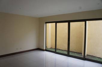 Se vende hermosa casa con patio y terraza en condominio de San Antonio de Belén 23-1856