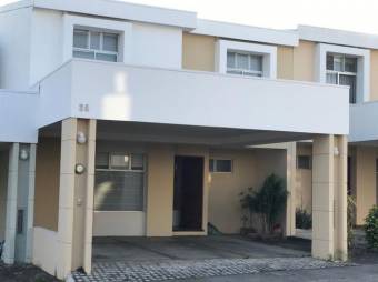 Se vende espaciosa casa con patio y terraza en San Pablo de Heredia 23-1610