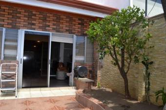 Se vende espaciosa casa con patio y terraza en San Pablo de Heredia 23-1610