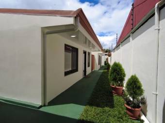 Se vende propiedad con 2 espaciosas casas en Santiago de San Rafael 24-148