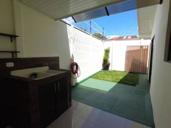 Se vende propiedad con 2 espaciosas casas en Santiago de San Rafael 24-148