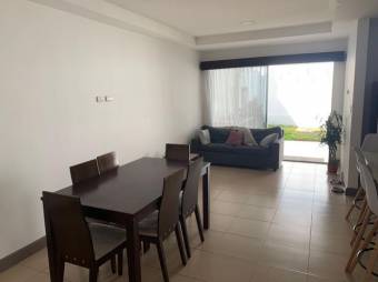 Se vende moderna casa con patio en condominio de San Pablo de Heredia 24-123