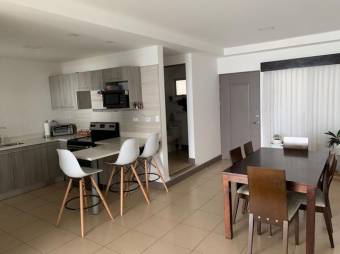 Se vende moderna casa con patio en condominio de San Pablo de Heredia 24-123