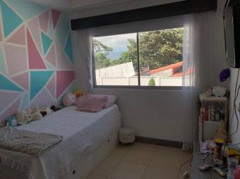 Se vende moderna casa con patio en condominio de San Pablo de Heredia 24-123