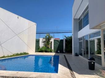 Se vende moderna casa con patio en condominio de San Pablo de Heredia 24-123