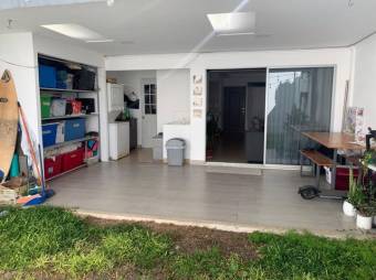 Se vende moderna casa con patio en condominio de San Pablo de Heredia 24-123