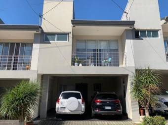 Se vende moderna casa con patio en condominio de San Pablo de Heredia 24-123